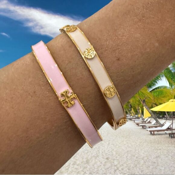 TORY BURCH KIRA ENAMEL HINGED BRACELET IN TORY GOLD / PINK ORQUID. - Picture 3 of 5